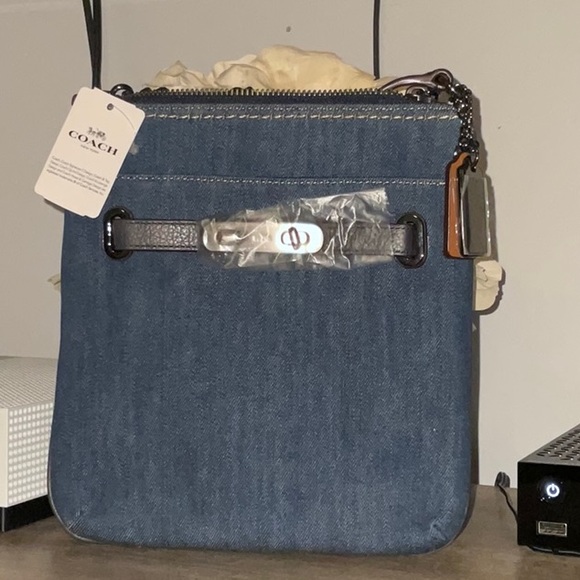 Coach Swagger Swingpack - Picture 3 of 6